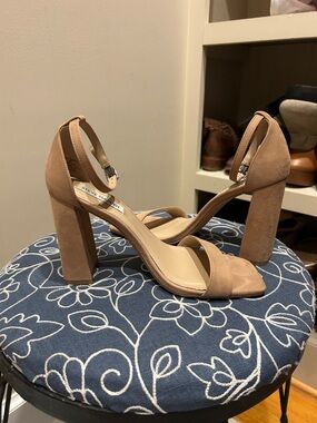 Steve Madden Nude/Tan Suede Block Heel Sandals